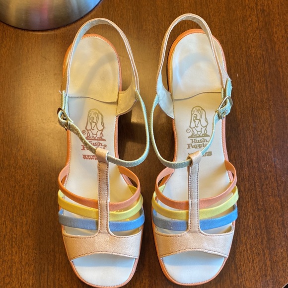 Hush Puppies Shoes - VINTAGE 1970’s HUSH PUPPIES sandals with two-inch heels. These are nearly mint!!